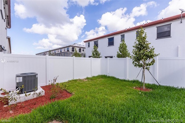 Building Photo - 3 br, 3 bath  - 10575 W 33rd Way AQUABELLA