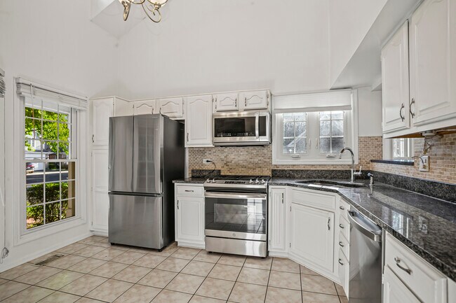 Foto del edificio - 807 Fairmont Ct