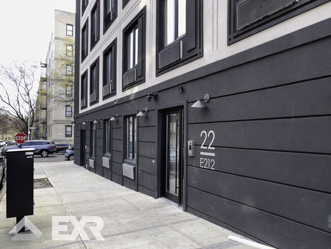 Foto del edificio - 22 E 212th St