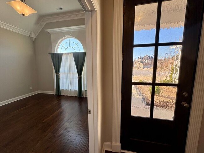 Building Photo - Look and Lease