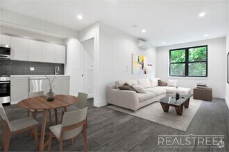 Building Photo - Grand Spacious 2 Bed in Prime Crown Heights