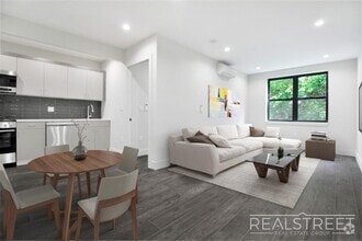 Building Photo - Grand Spacious 2 Bed in Prime Crown Heights