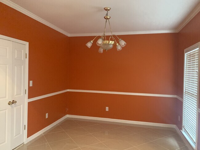 Building Photo - 551 COUNTRY CLUB Dr