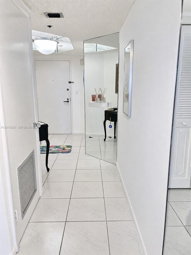Building Photo - 7300 Radice Ct