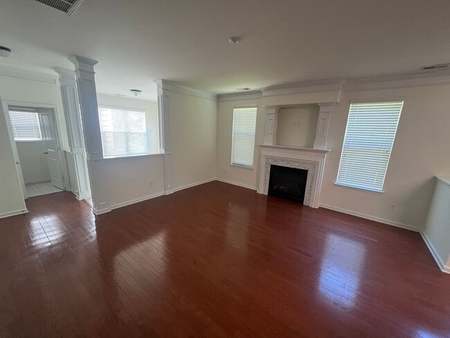 Building Photo - 5008 Centerview Dr