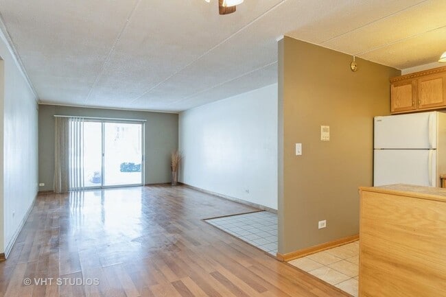 Building Photo - 5S100 Pebblewood Ln