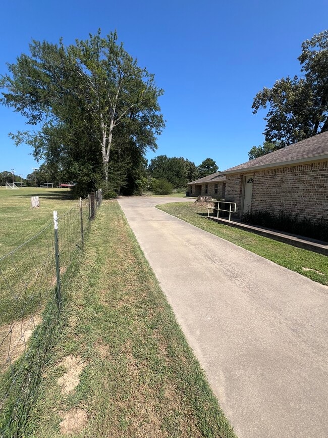 Building Photo - 202 Chestnut Dr