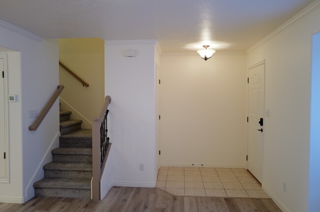 Building Photo - 800 Hamlet Cir S