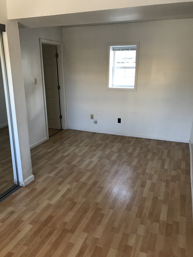 living room - 743 N Hamilton St