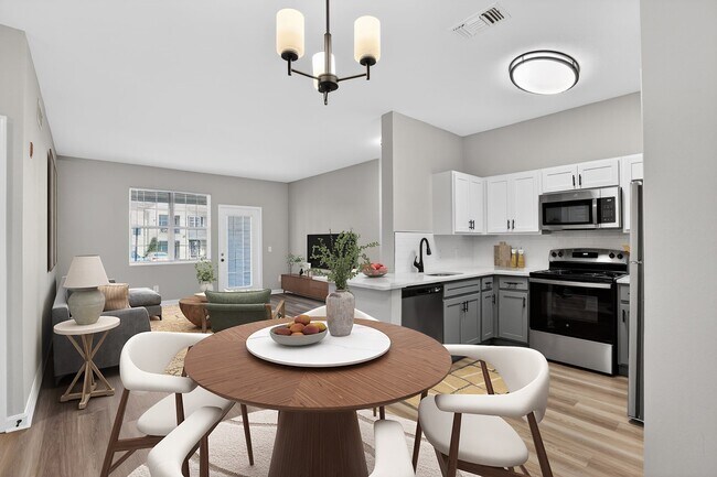 Bienvenidos a Eagle Rock Apartments en Fishkill, donde el diseño moderno se une a la comodidad. Esta espaciosa sala de estar es perfecta para relajarse y recibir invitados. Disfrute de acabados de alta gama y un ambiente acogedor. ¡Programe su visita hoy mismo! - Eagle Rock Apartments at Fishkill