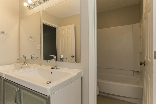 Foto del edificio - 500 Sherwood Cir