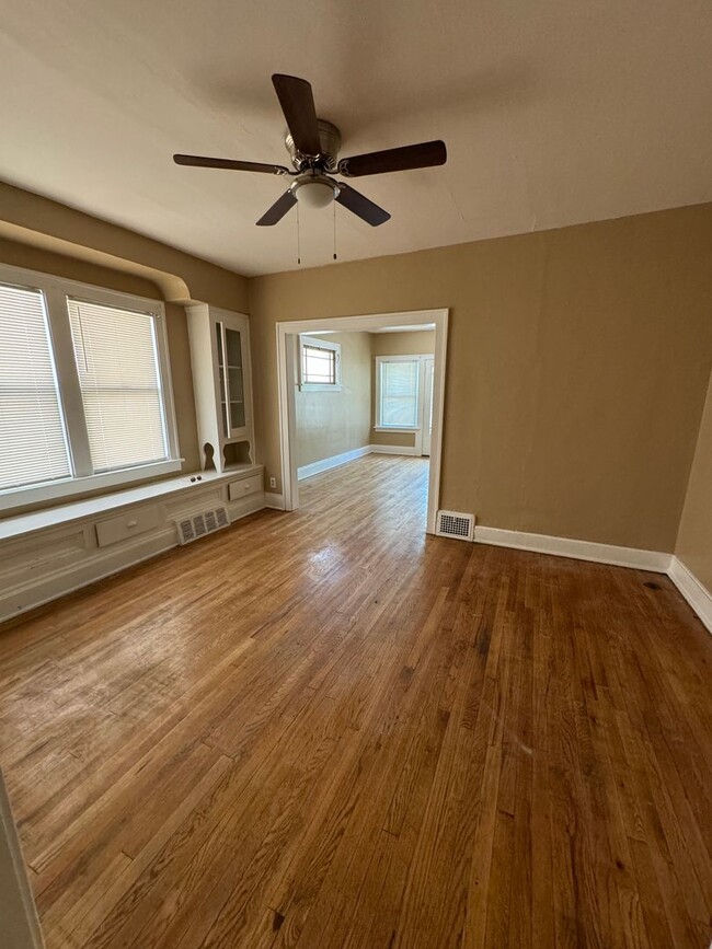 Foto del edificio - 1566 W 116th St