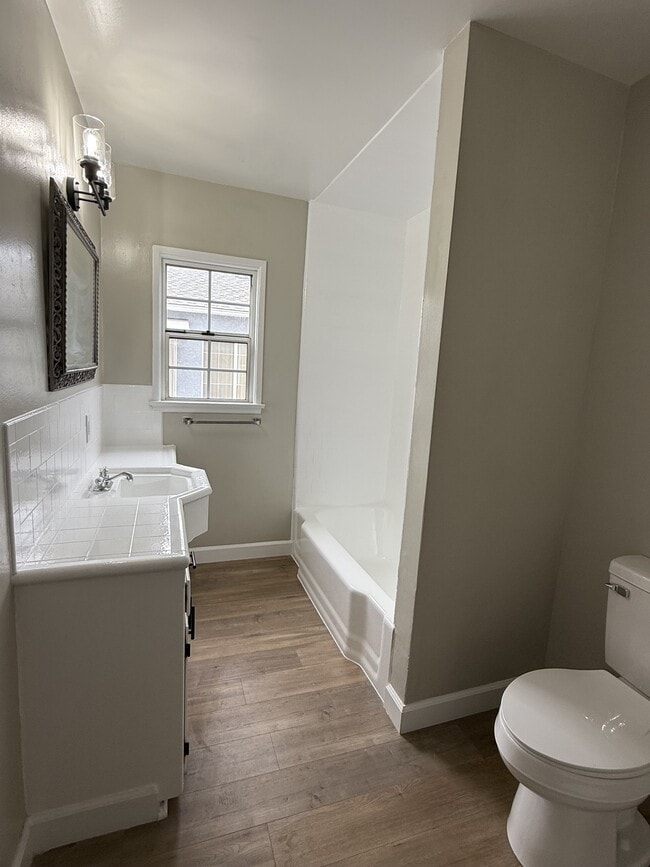 Building Photo - 859 W Carmelita Ave