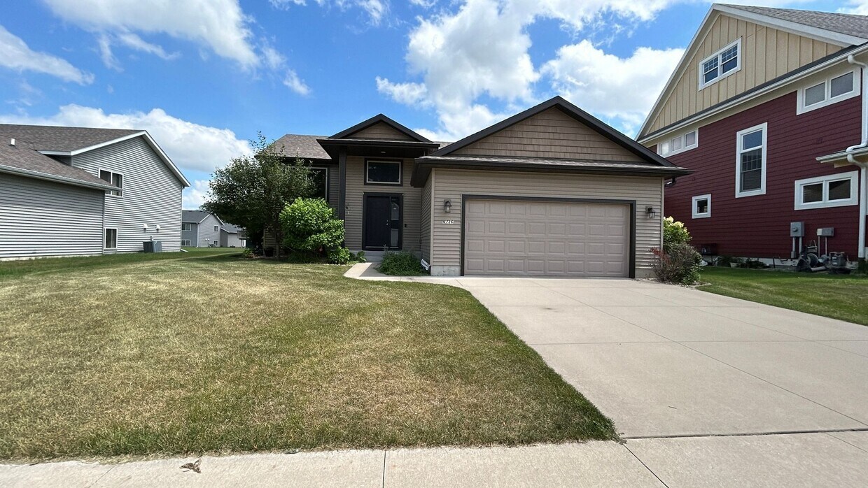 Primary Photo - Beautiful and Spacious 4 Bedroom 3 Bath Av...