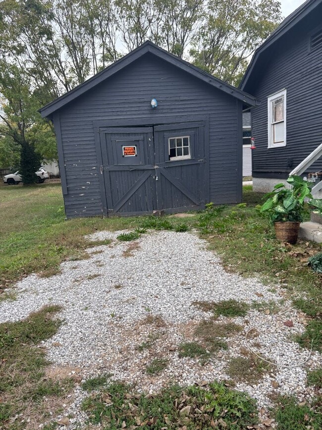 Building Photo - 2 Bed 1 Bath House-PRE LEASING Available N...