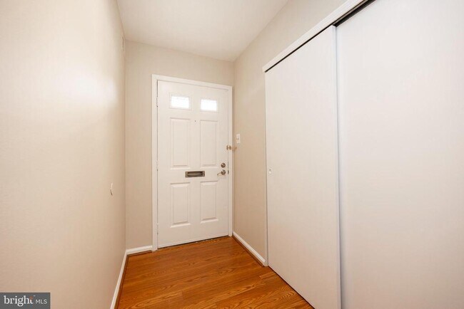 Building Photo - 27 Yorktown Ct