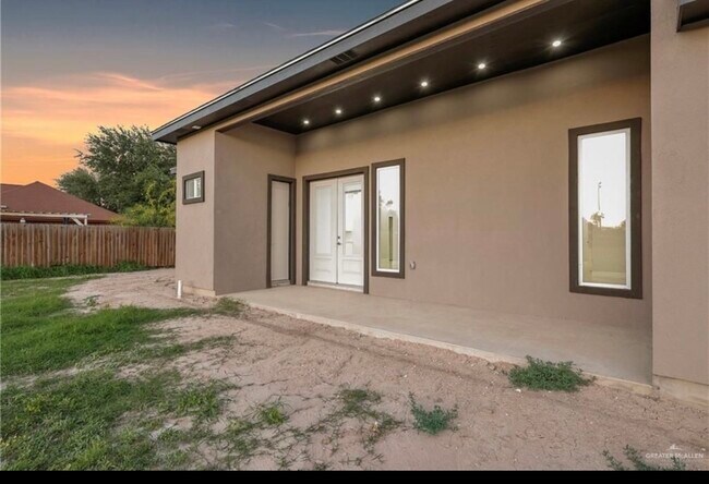 Building Photo - 3007 E Ebano St