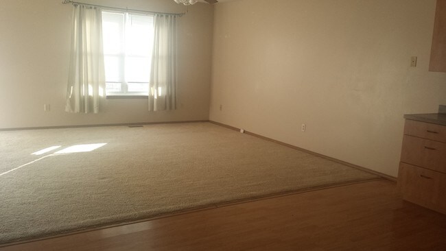 Building Photo - 319 W Pawnee Ln