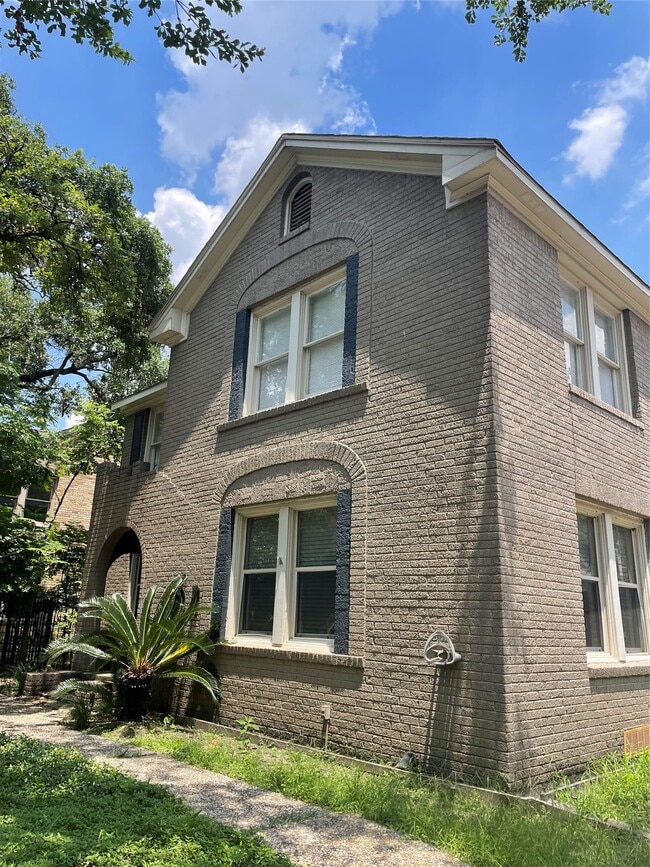 Building Photo - 2030 Bissonnet St