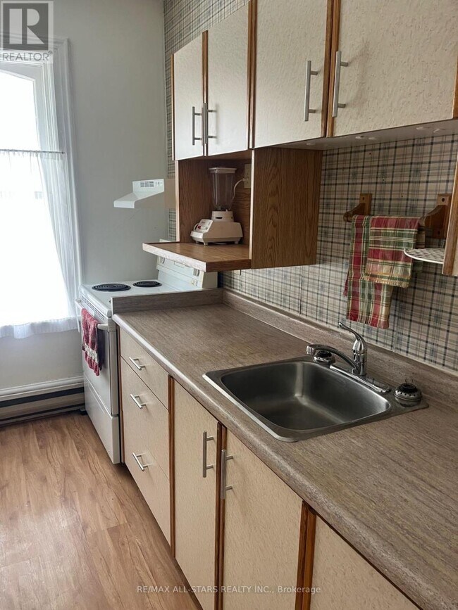 Photo du bâtiment - 4 Kent St W