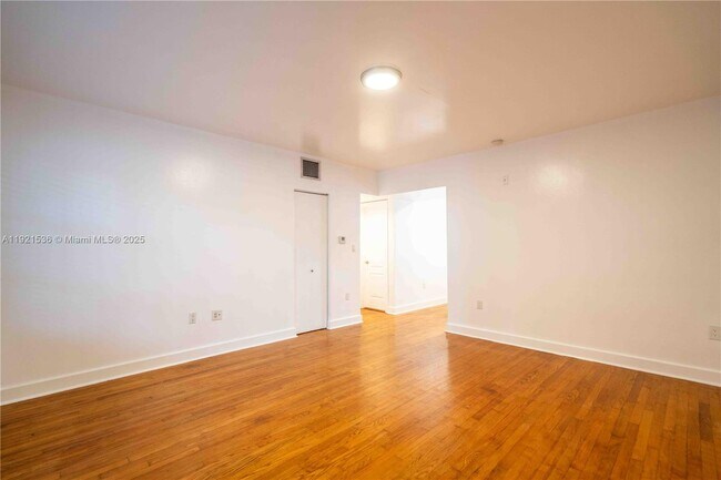 Building Photo - 2425 Flamingo Pl