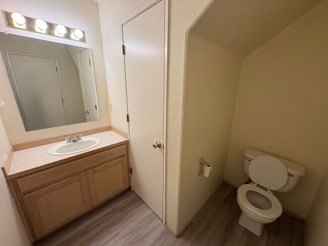 Foto del edificio - CHECK OUT THIS COZY 3 BEDROOM, 2.5 BATH TO...