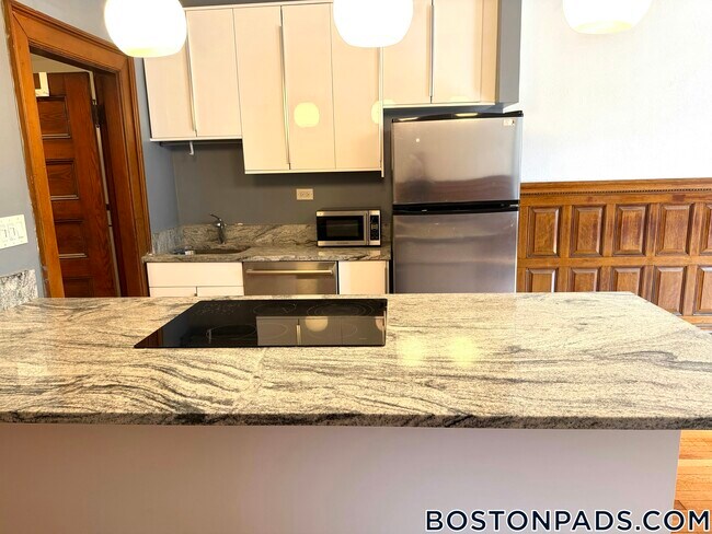 Building Photo - 849 Beacon St