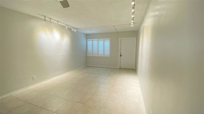 Foto del edificio - 660 Cypress Lake Blvd