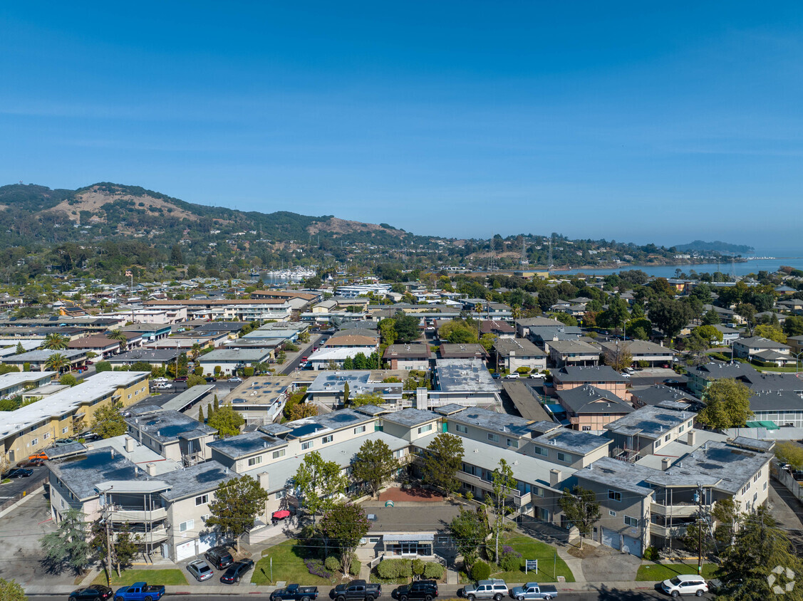 Primary Photo - Sommerhill Townhouses