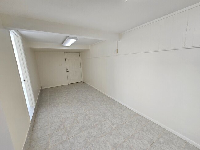 Foto del edificio - 1 Bed 1 Bath Apartment. No parking