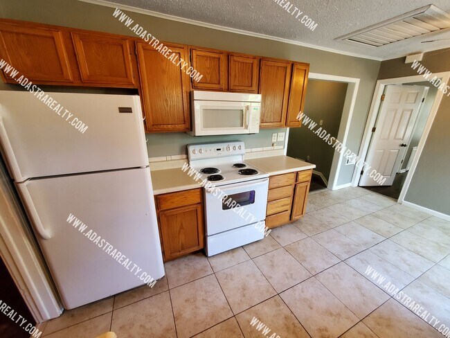 Building Photo - Remodeled 2 Bedroom Raytown Home w/Potenti...