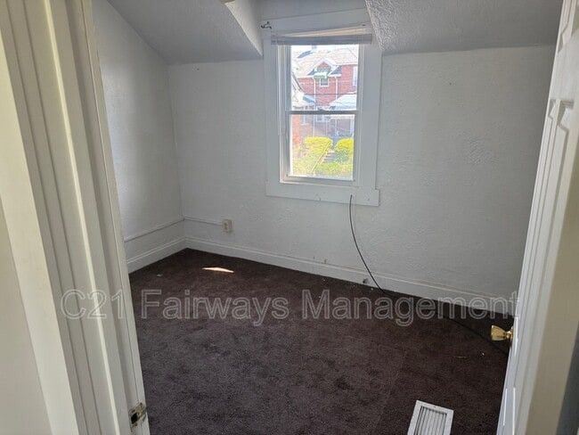 Building Photo - 877 Vankirk St