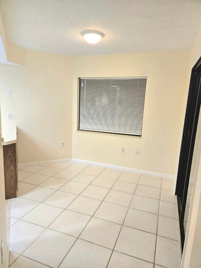 Building Photo - 7 Hembury Ln