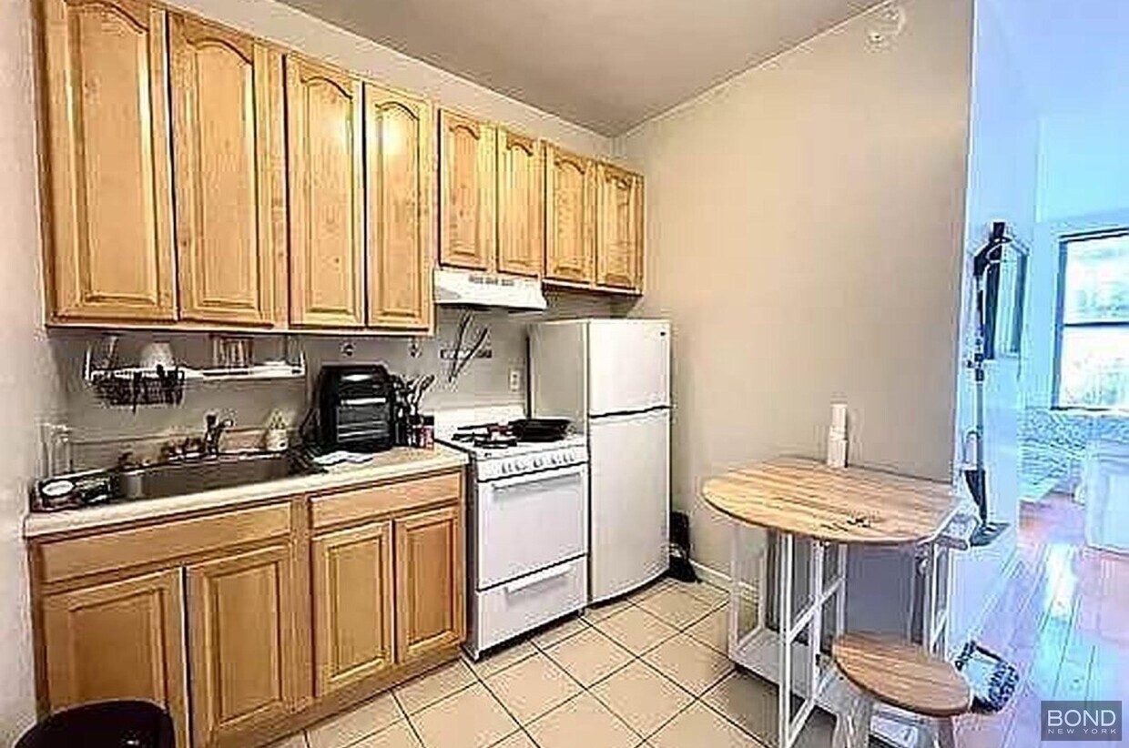 Foto del edificio - 344 E 9th St