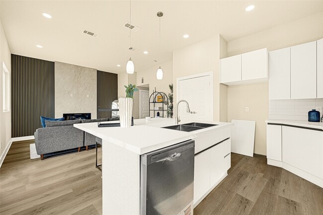 Building Photo - 706 Savonna