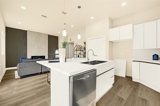 Building Photo - 706 Savonna