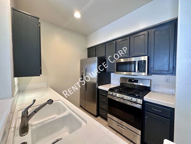 Building Photo - 2 Bedroom Townhome In Valencia For Rent!