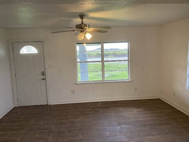 Foto del edificio - Remodeled Country Charmer