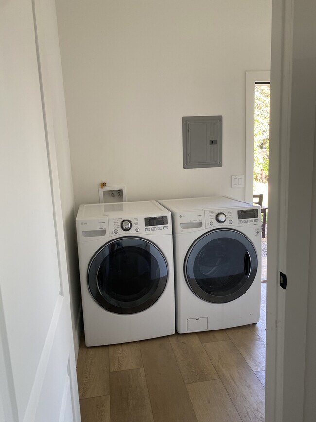 Foto del edificio - 1392 Calle Crisantemo