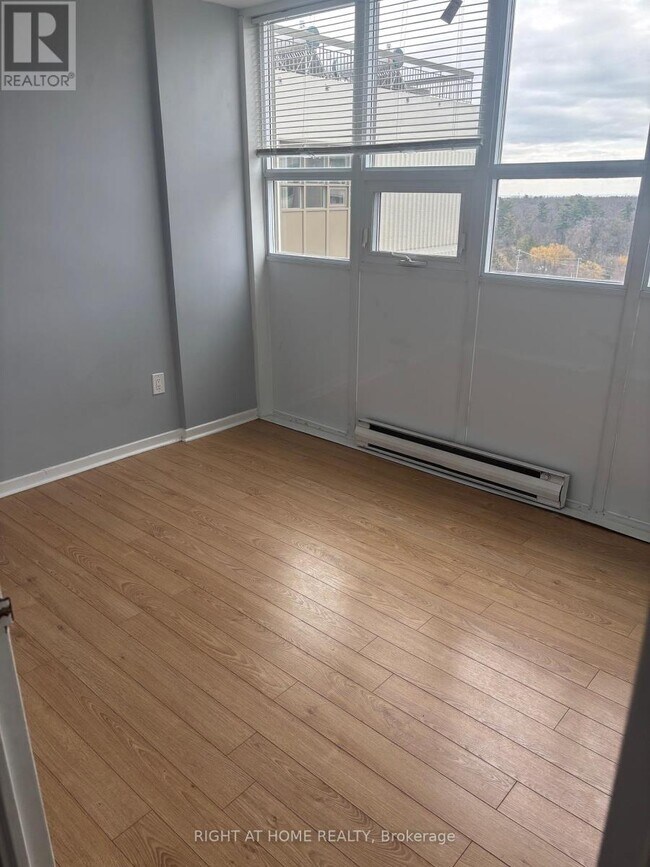Photo du bâtiment - 2323 Confederation Pkwy