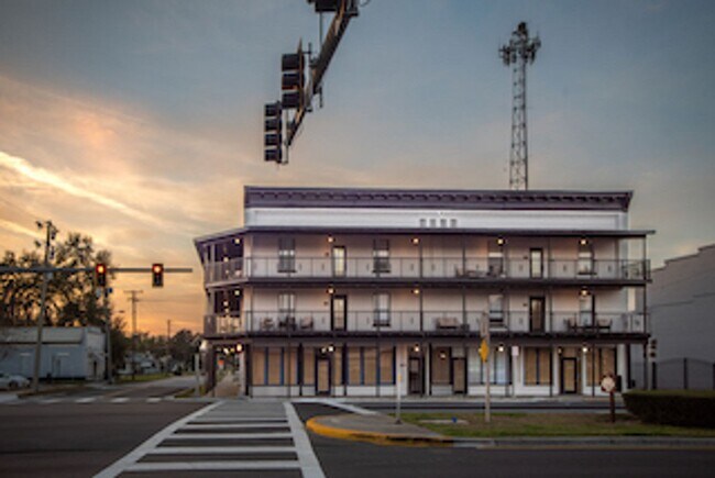 Foto del edificio - Corner Unit Overlooking Downtown Umatilla Granite Counters