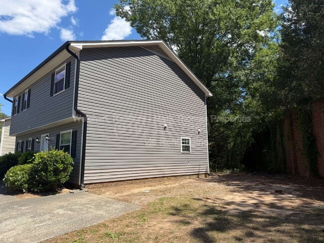 Building Photo - 208 Bridgefield Pl