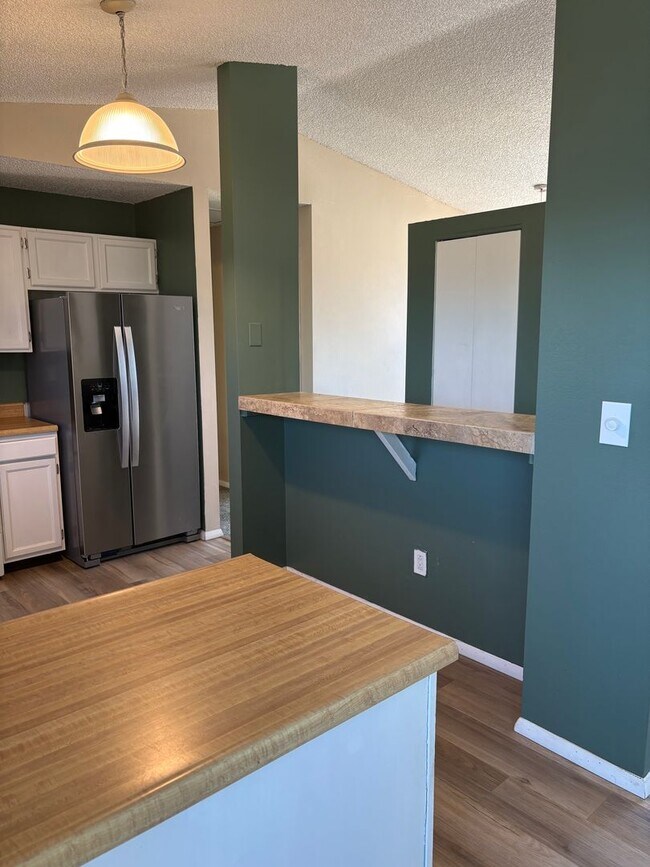 Building Photo - $1950 2 Bed/2 Bath + Bonus Room On Spacious Corner Lot off Briargate