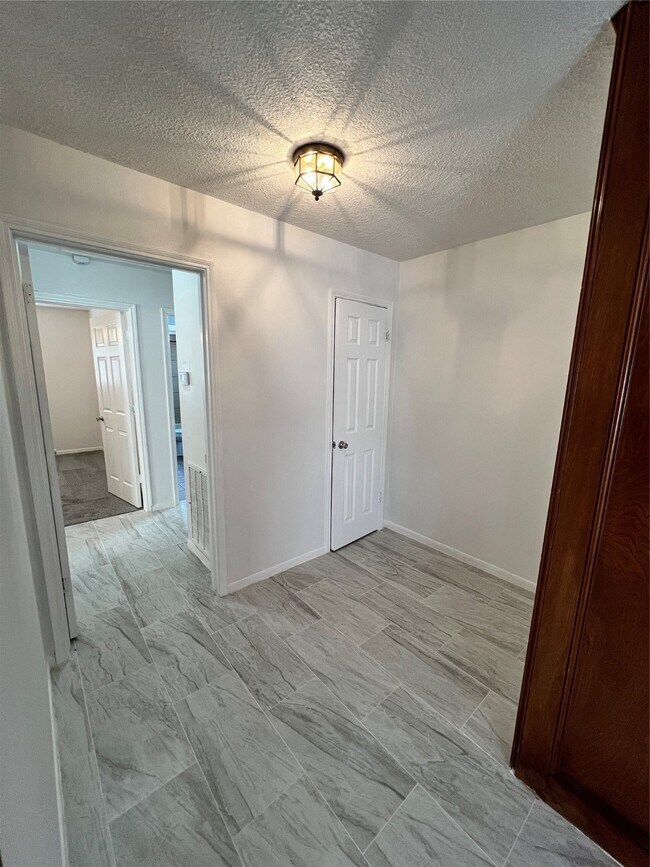 Building Photo - 327 Maybrook Dr