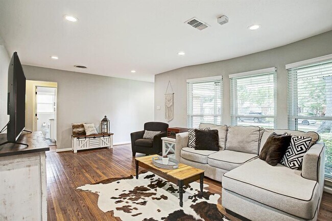 Building Photo - 5118 Saxon Dr