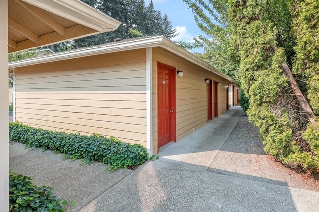 Building Photo - Fairway Lane