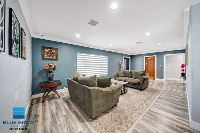 Building Photo - 5839 Vanalden Ave