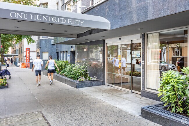 Entrada - 150 E 77th St