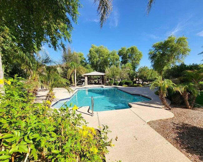 Building Photo - 10056 E Isleta Ave