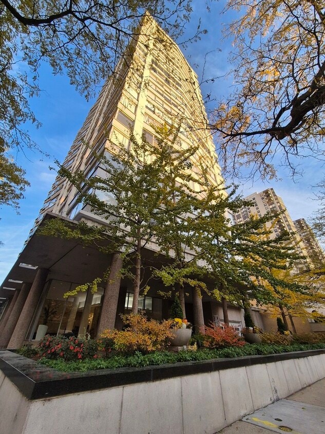 Foto principal - 5757 N Sheridan Rd